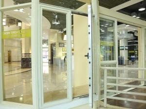  Finestre e Porte a Battente in Alluminio a Taglio Termico 